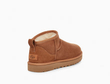 Carica l&#39;immagine nel visualizzatore di Gallery, Stivale Ugg Classic Ultra Mini Chestnut