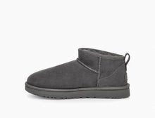 Carica l&#39;immagine nel visualizzatore di Gallery, Stivale Ugg Classic Ultra Mini Grey