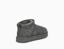 Carica l&#39;immagine nel visualizzatore di Gallery, Stivale Ugg Classic Ultra Mini Grey